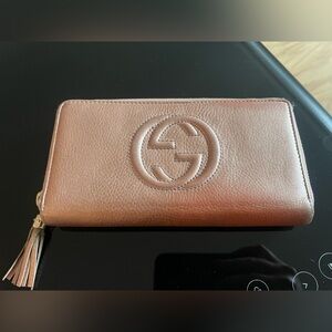 Gucci rose gold soho zippy wallet